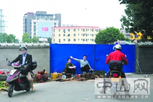 原来的道路已经被围墙封住，到此的市民只能调头往回走