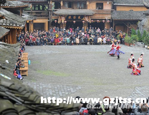 游客在西江千户苗寨欣赏苗族舞蹈