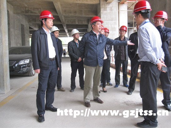 省交通运输厅党委书记、厅长陈志刚（中）查看建设工地并提出要求