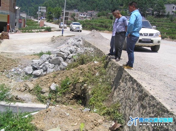 长顺公路管理段与惠兴高速项目业主办共同调研损坏过境公路路段