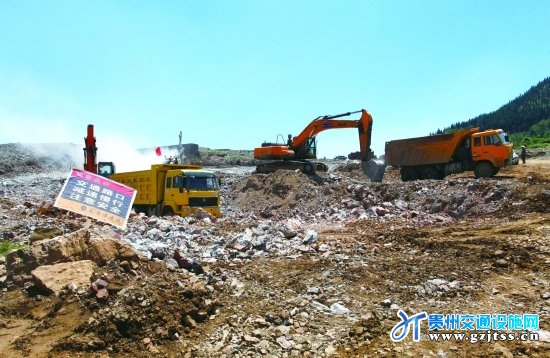 安顺木拱河大桥建设中