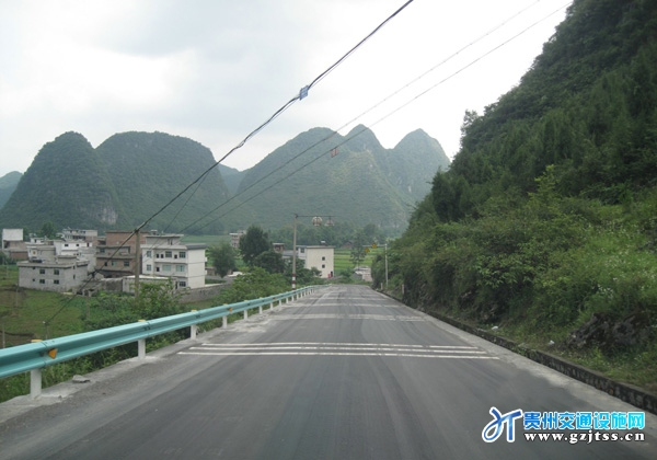 平塘县卡罗李山事故多发路段震荡减速标线和波形护栏