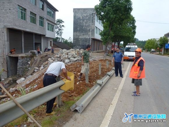 路政人员恢复已拆除的波形护栏