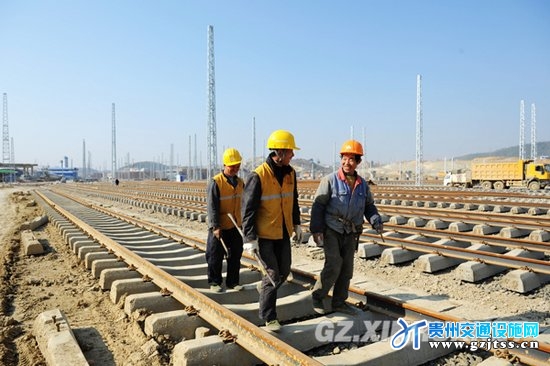 中铁八局施工人员正在贵阳北站进行轨道施工
